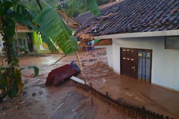 Sejumlah rumah rusak akibat banjir bandang di Desa Sawahdadap, Cimanggung, Sumedang, Jabar, Sabtu (17/12/2022) sore. DOK. BPBD Sumedang/KOMPAS.com