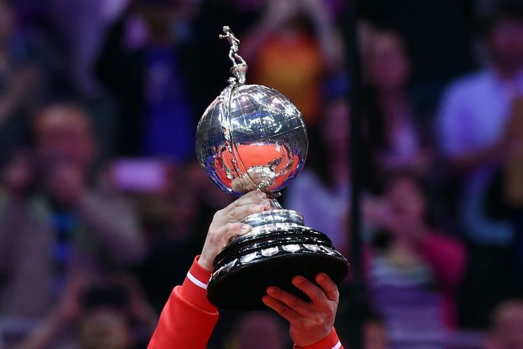 Trofi Piala Uber, lambang supremasi kejuaraan bulu tangkis putri. 