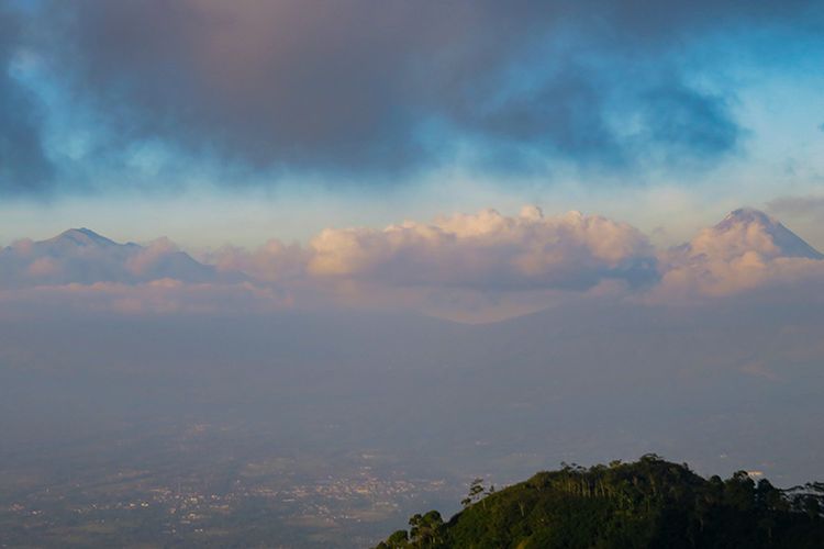 Gunung Merapi dan Merbabu Dilihat dari Puncak Suroloyo.