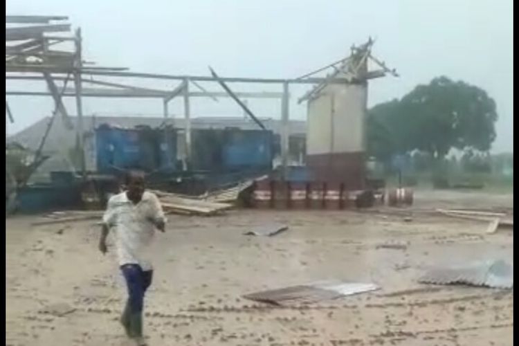 Bangunan di Tulang Bawang rusak dihantam angin puting beliung, Kamis (4/6/2020) siang. BPBD Tulang Bawang masih mendata kerusakan akibat bencana alam ini. (FOTO: Tangkapan layar video/istimewa)