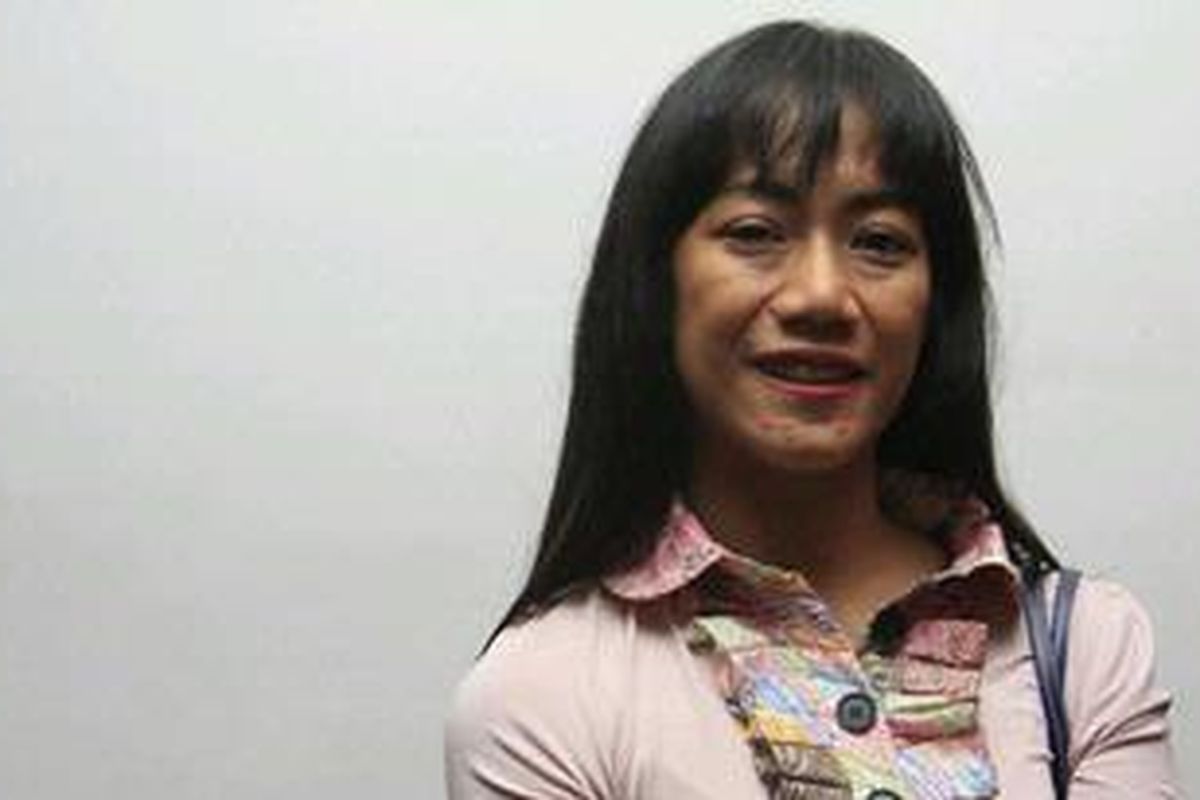 Nia Dinata, salah satu sutradara ternama di Indonesia berhasil mewujudkan satu mimpinya, berbuat sesuatu untuk melestarikan batik sebagai bagian dari warisan budaya. Melalui film dokumenter berjudul "Batik: Our Love Story", Nia menunjukkan satu persoalan yang ditemui di setiap kota batik, regenerasi.