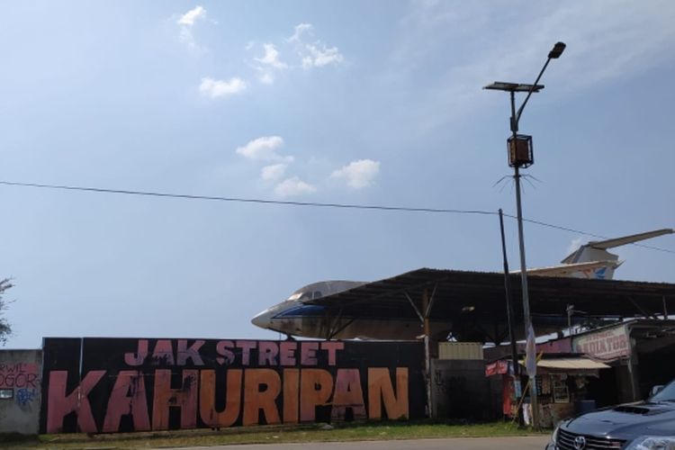 Belasan bangkai pesawat teronggok di pinggir Jalan Raya Bogor-Parung, Kampung Jampang, Desa Pondok Udik, Kecamatan Kemang, Kabupaten Bogor, Jawa Barat, Kamis (6/1/2022).