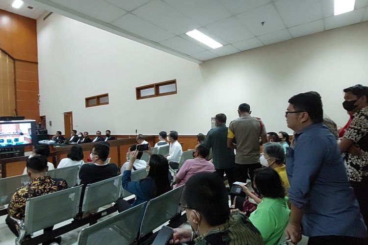 Persidangan penipuan dan penggelapan KSP Indosurya  sempat ricuh usai penonton menyoraki pernyataan terdakwa Henry Surya (HS) di persidangan di Pengadilan Negeri Jakarta Barat, Rabu (21/12/2022). 