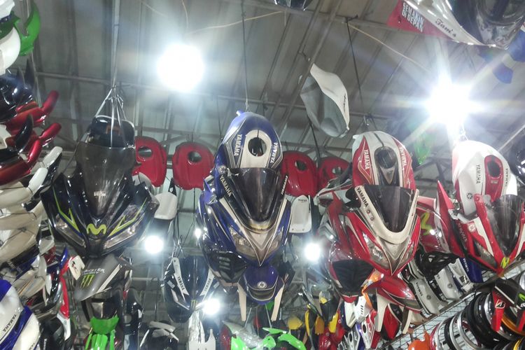 Ragam fairing untuk motor sport naked bike yang dijual di salah satu toko di sentra aksesori di Otista, Kampung Melayu, Jakarta Timur, Senin (5/3/2018).