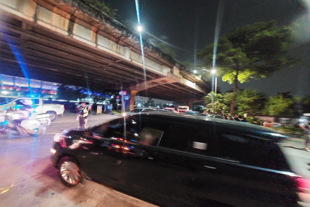 Mobil berwarna hitam yang dikawal motor kepolisian sempat menyebabkan kemacetan lalu lintas di jalan raya dekat Gerbang Karnaval Ancol, Jakarta Utara, Minggu (4/6/2023) malam.