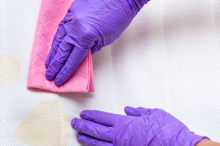 Ilustrasi membersihkan kasur.