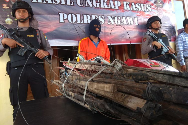 YA(30) petani yang memasang jebakan tikus beraliran listrik yang menyebabkan tewasnya mrs X di area sawah miliknya ditetapkan sebagai tersangka oleh Kepolisian Resor Ngawi.