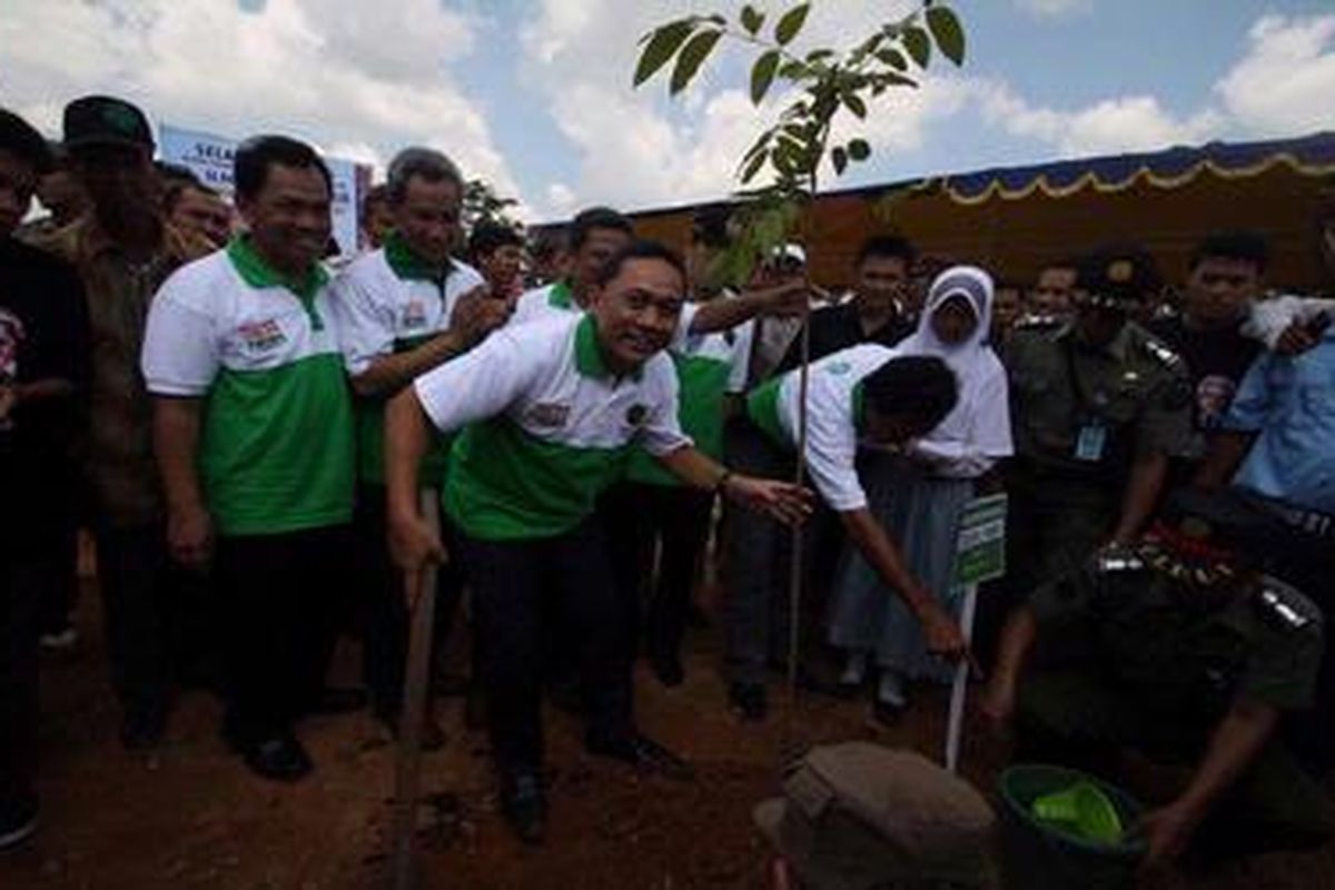 Menteri Kehutanan Zulkifli Hasan saat penanaman pohon di Kubu Raya, Kalimantan Barat, Kamis (17/5/2012).