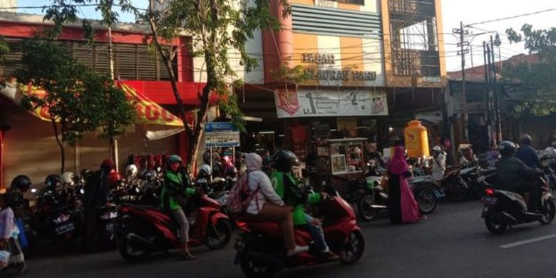Warga Surabaya banyak yang masih beraktivitas di luar selama PSBB yang masih berjalan pada Rabu (03/06). 