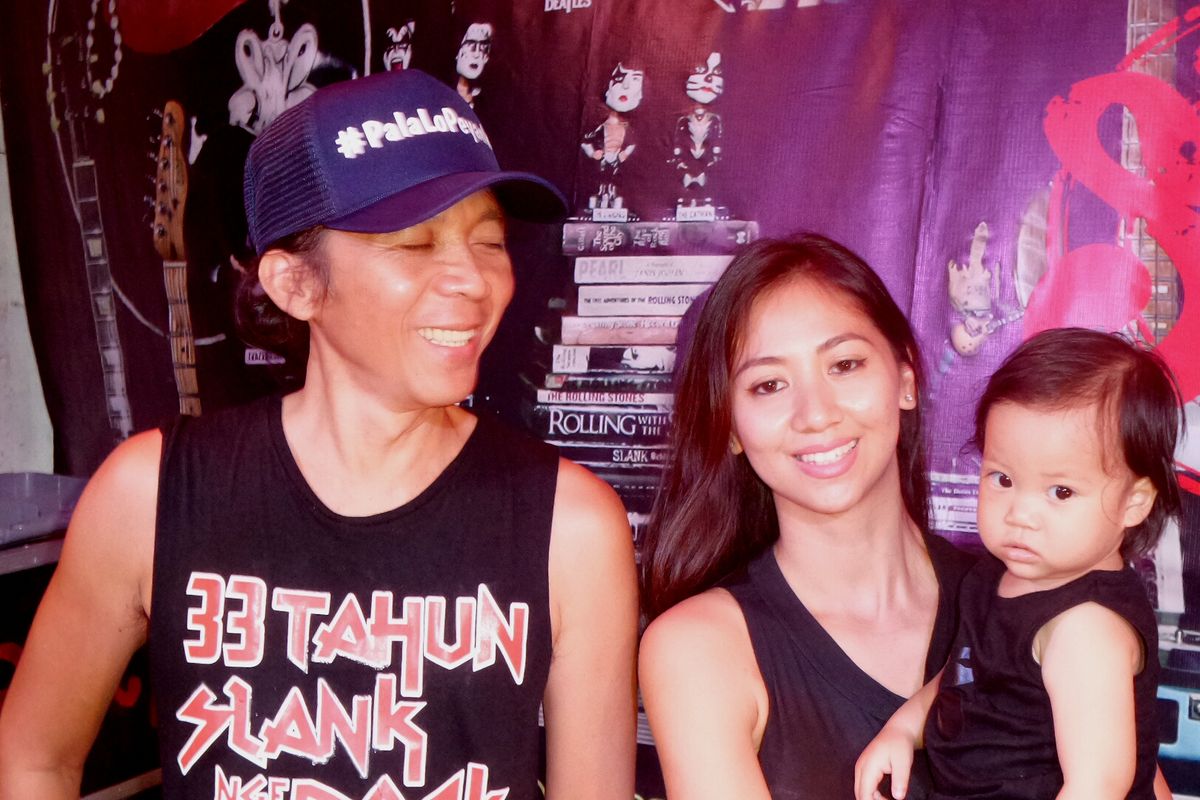 Drummer Slank, Bimbim, bersama istrinya, Reni Setiawan dan putranya Maomettano Luke Almuchzumi diabadikan di Markas Slank, Jalan Potlot III, Duren Tiga, Jakarta Selatan, pada Selasa (7/2/2017).