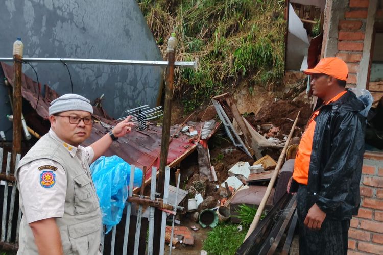 Hujan Deras Picu Longsor di Sukabumi, Satu Rumah Ambruk dan Penghuni Luka