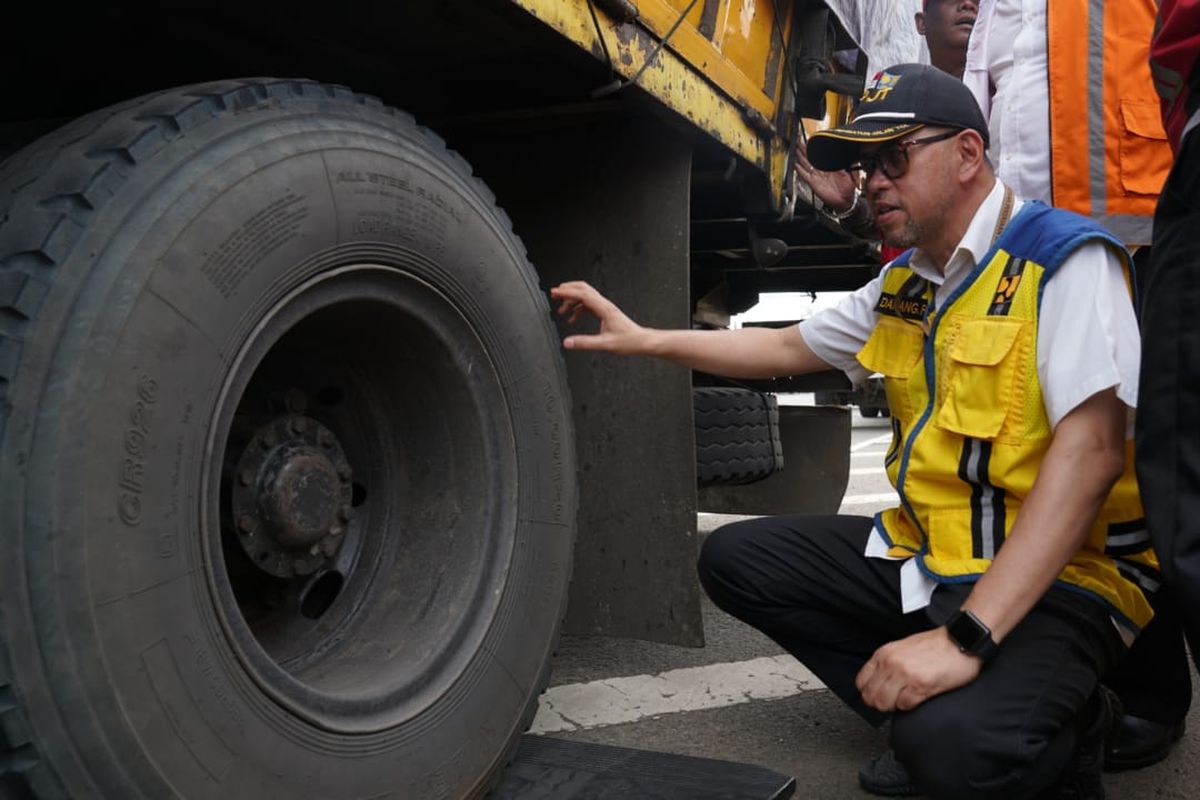 Kepala BPJT Danang Parikesit tengah mengamati kendaraan logistik yang melintasi jalan tol kelolaan PT Hutama Karya (Persero), Senin (27/1/2020).