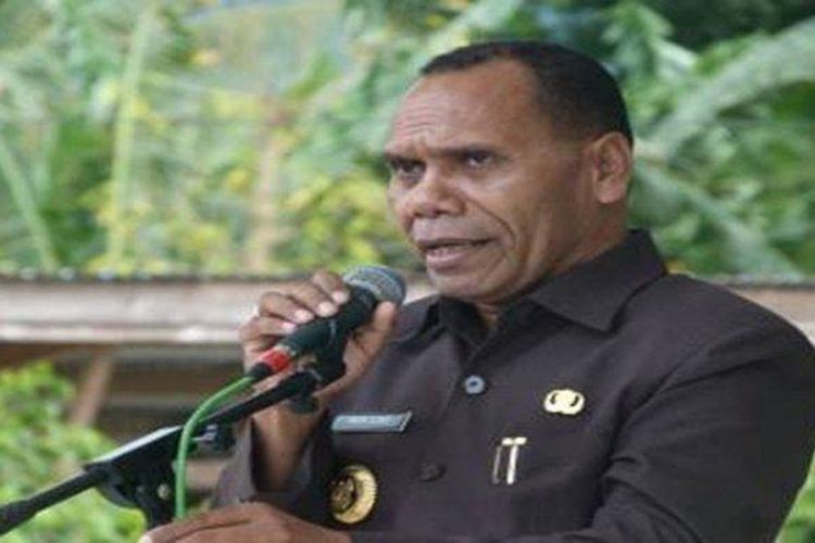 Bupati Alor, Drs Amon Djobo. Inilah profil Amon Djobo, Bupati Alor, NTT yang memarahi serta mengusir dua staf Kemensos. Ia pernah mengancam akan menembak seorang kolonel TNI AD. 
