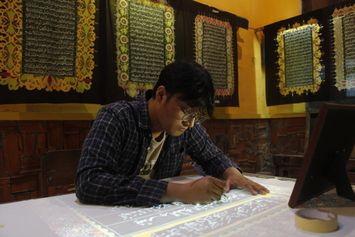 Melihat Pembuatan Batik Bermotif Ayat Al Quran di Laweyan