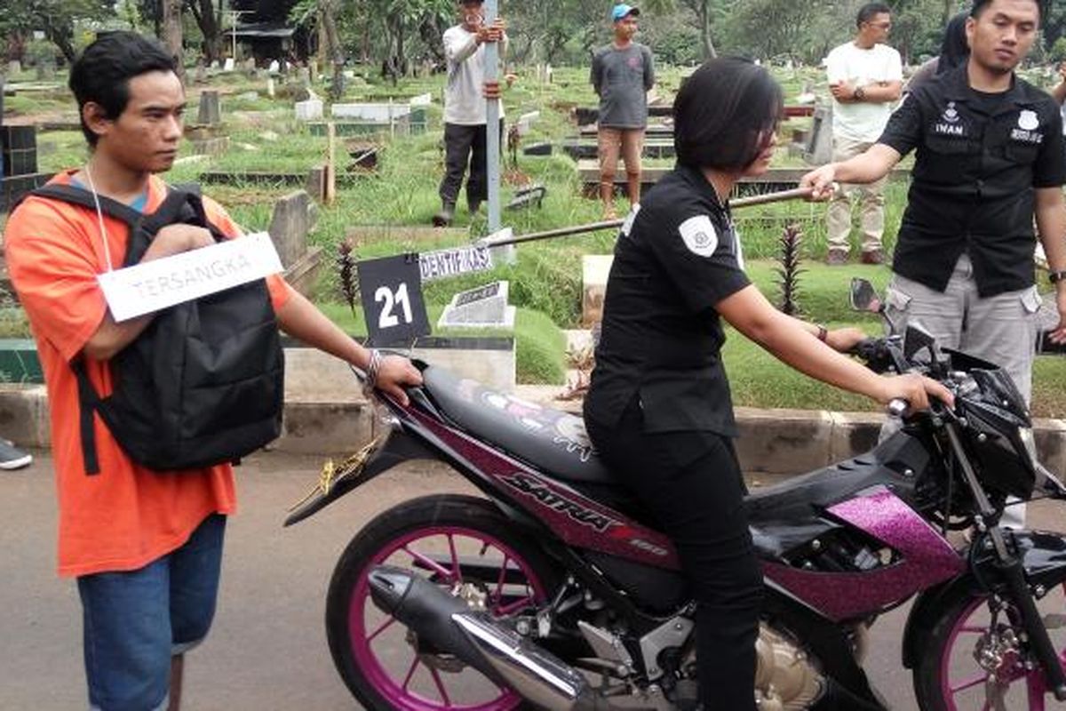 Proses rekonstruksi kasus pembunuhan wanita bertato di TPU Menteng Pulo, Jakarta Selatan pada Kamis (2/1/2017).