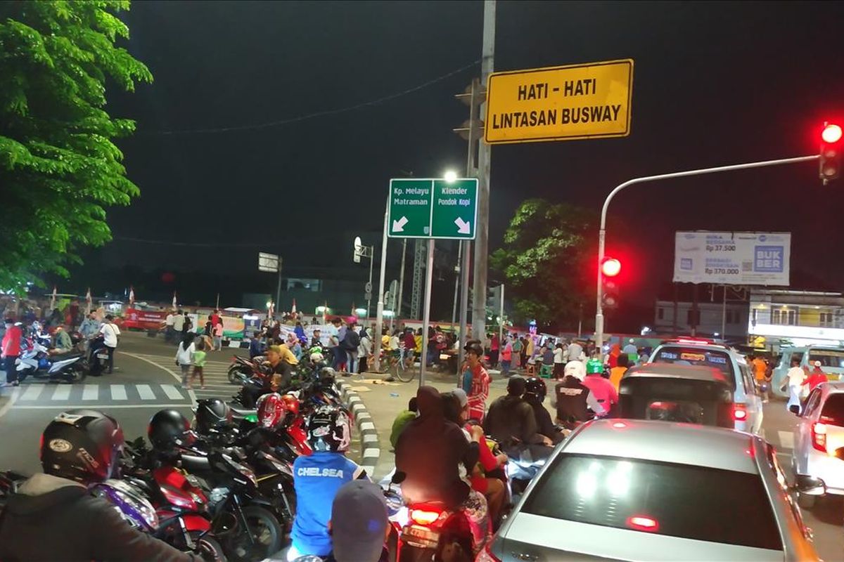 Ilustrasi malam takbiran: Kepadatan di pertigaan flyover Jatinegara, Jakarta Timur pada malam takbiran, Selasa (4/6/2019). Sejumlah titik dijadikan sebagai tempat parkir dadakan, bahkan pasar kaget oleh warga.