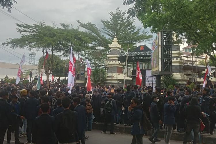 Sejumlah mahasiswa dari berbagai kampus di Bandung menggelar aksi unjuk rasa di depan Mapolda Jawa Barat, Jalan Soekarno-Hatta, Jumat (29/8/2025). Aksi tersebut merupakan bentuk kekecewaan atas kinerja aparat kepolisian setelah insiden yang menewaskan Affan Kurniawan, pengendara ojek online di Jakarta saat mengikuti demonstrasi sehari sebelumnya.