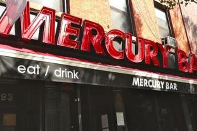 Mercury Bar, Manhattan, New York, lokasi pemukulan seorang anggota NYPD oleh enam orang tentara Inggris.
