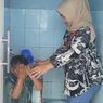 Tradisi Kalungan Usus: Anak Mandi di Lapas dan Makan Makanan Napi