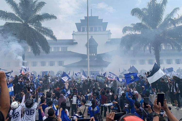 Suasana di Gedung Sate, saat tim juara Liga 1 2024-2025 Persib Bandung tiba pasca pawai, Minggu (25/5/2025). 