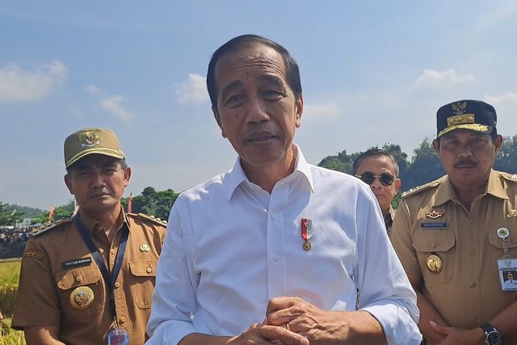 Presiden Jokowi meninjau pompa air dan sawah tadah hujan di Sangiran, Desa Krendowahono, Kecamatan Gondangrejo, Kabupaten Karanganyar, Jawa Tengah (Jateng), pada Rabu (19/6/2024).