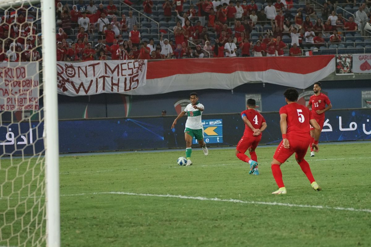Gelandang timnas Indonesia, Ricky Kambuaya, mendribel bola pada laga Grup A Kualifikasi Piala Asia 2023 Indonesia vs Yordania di Stadion Internasional Jaber Al-Ahmad, Kuwait, Minggu (12/6/2022) dini hari WIB.