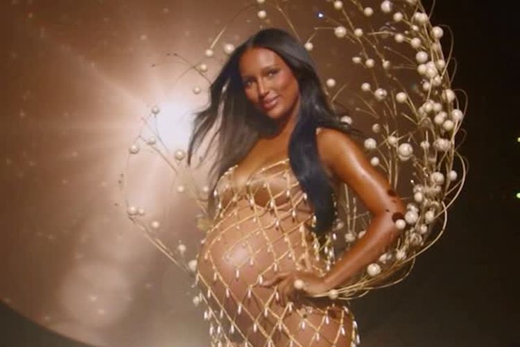 5 Style Jasmine Tookes di Victoria’s Secret Fashion Show 2025, Anggun dengan Baby Bump
