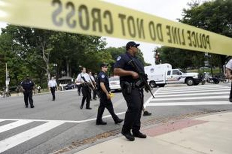 Polisi Washington DC masih mengamankan area di sekitar Gedung Capitol usai seorang perempuan mencoba menerobos masuk ke gedung parlemen itu. Polisi sudah berhasil mengidentifikasi perempuan yang tewas akibat tembakan polisi itu.