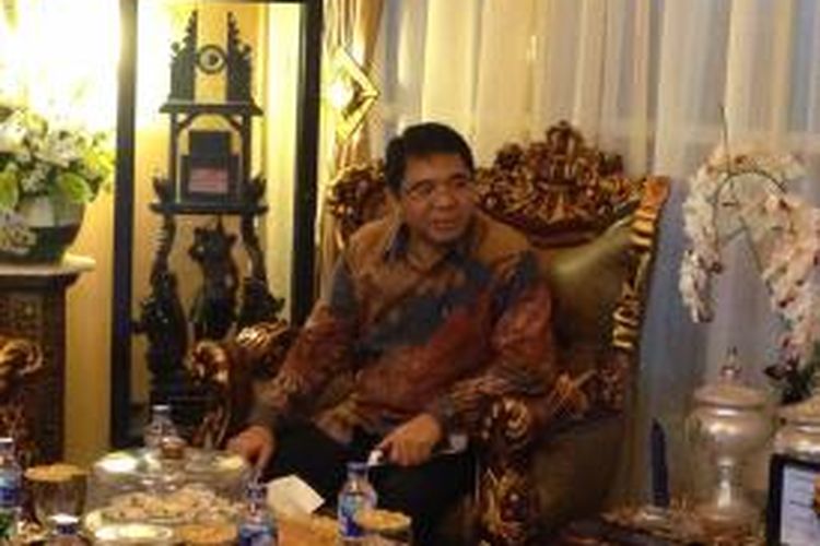 Kepala Badan Koordinasi Penanaman Modal (BKPM) Franky Sibarani saat mengunjungi kantor Bupati Bantaeng Nurdin Abdullah, Kabupaten Bantaeng, Sulawesi Selatan, Senin (7/12/2015) siang. 


