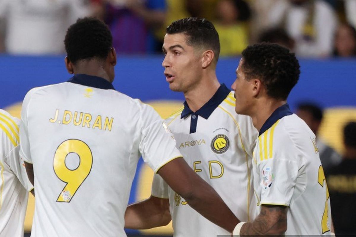 Cristiano Ronaldo merayakan gol dengan rekan satu timnya dalam pertandingan sepak bola Liga Arab Saudi antara Al Nassr vs Al Khaleej di Al Awwal Park di Riyadh pada 21 Mei 2025. (Photo by Fayez NURELDINE / AFP)
