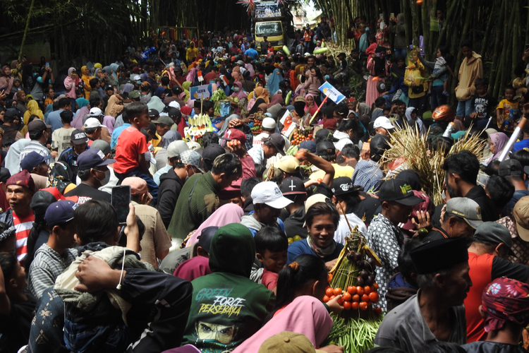 Tradisi grebek suro di Desa Sumbermujur Lumajang, Sabtu (30/7/2022)