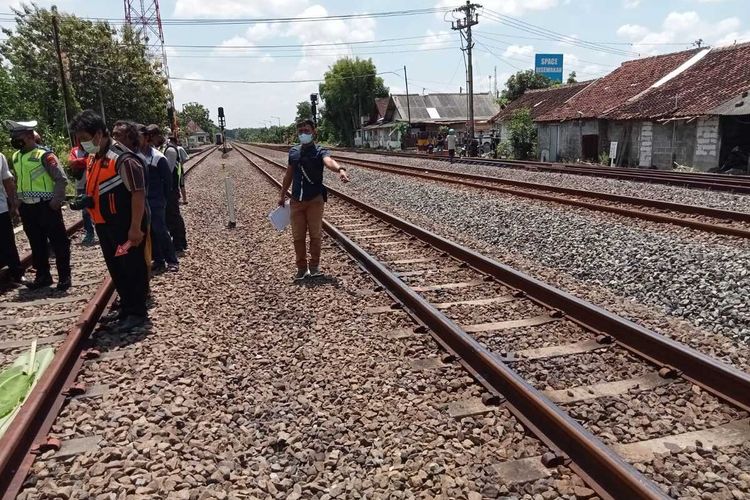 Petugas tengah mengolah tempat kejadian korban tertemper kereta di wilayah Pedukuhan Siwalan, Kapanewon Sentolo, Kabupaten Kulon Progo, Daerah Istimewa Yogyakarta. Korban adalah lansia yang baru pulang mengambil gaji di bank.