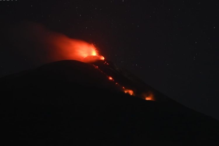 Gunung Ile Lewotolok Muntahkan Lava Panas Malam Ini, Warga Diminta Tak Mendekat