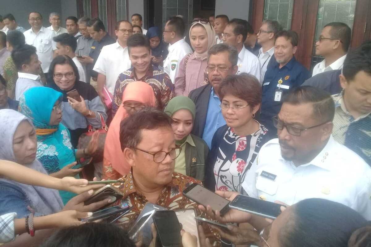 Ketua Komisi VII Sugeng Suparwoto saat diwawancarai wartawan di kediaman Gubernur Maluku, di Ambon, Rabu (18/12/2019)