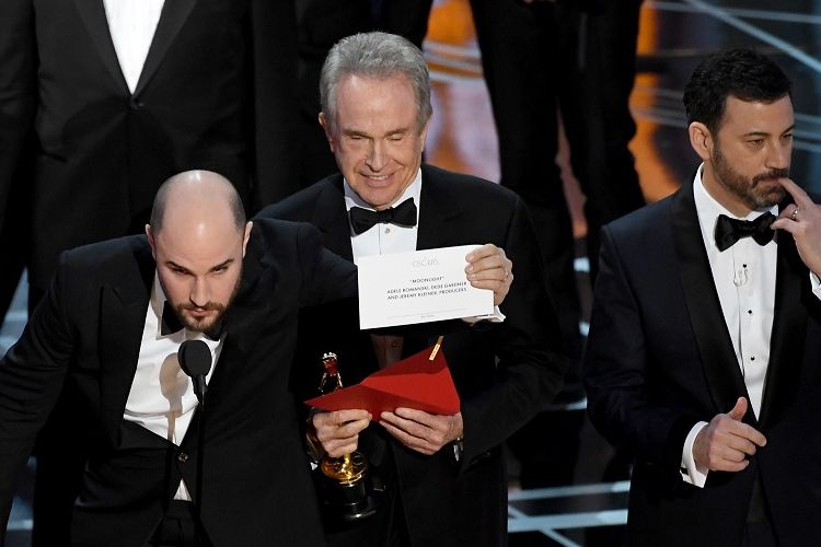 Produser La La Land Jordan Horowitz menunjukkan kartu bertuliskan Moonlight sebagai pemenang Best Picture Academy Awards ke-89, di Dolby Theatre, Hollywod, California, Minggu (26/2/2017). Ia didampingi Warren Beatty dan Jimmy Kimmel.