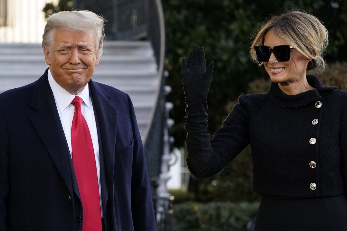 Presiden Amerika Serikat (AS) Donald Trump dan Ibu Negara Melania Trump berbicara kepada wartawan sebelum mereka menaiki Marine One di Sayap Selatan Gedung Putih, pada 20 Januari 2021, di Washington DC. Trump resmi meninggalkan tugasnya sebagai Presiden AS dan bertolak ke kediamannya di Mar-a-Lago, Florida.