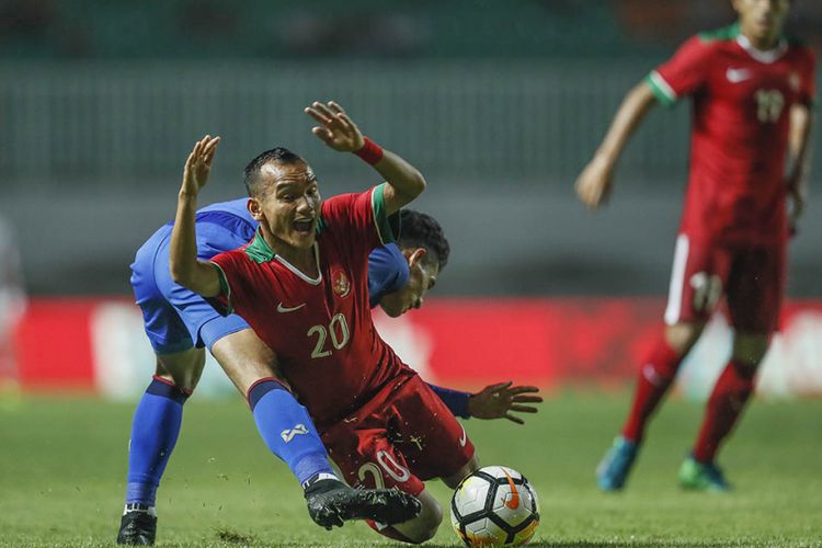 Pemain Timnas Indonesia U23, RIko Simanjuntak diganjal pemain lawan saat menghadapi Thailand U23 dalam laga uji coba di Stadion Pakansari, Cibinong, Bogor, Jawa Barat, Minggu (3/6/2018). Pertandingan berakhir imbang tanpa gol dengan skor akhir 0-0.