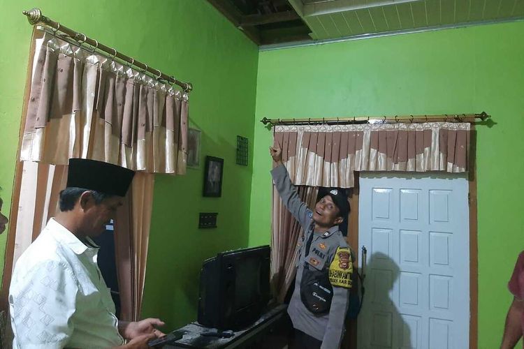 Satu rumah alami retak dan plafon terlepas akibat gempa magnitudo 6,5 di Kabupaten Kaur, Selasa (23/8/2022).