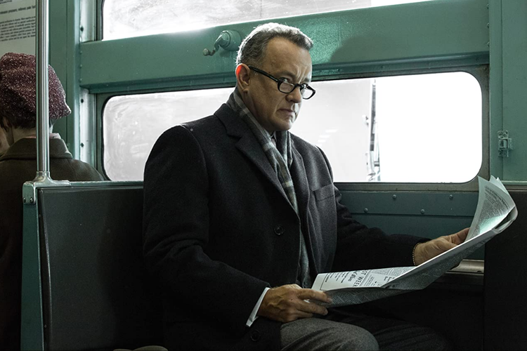 Tom Hanks dalam film drama Bridge of Spies (2015).