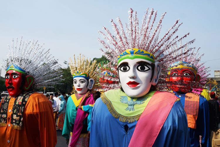 Dahulu, ondel-ondel digunakan untuk merayakan hari panen para petani pesisi Jakarta.