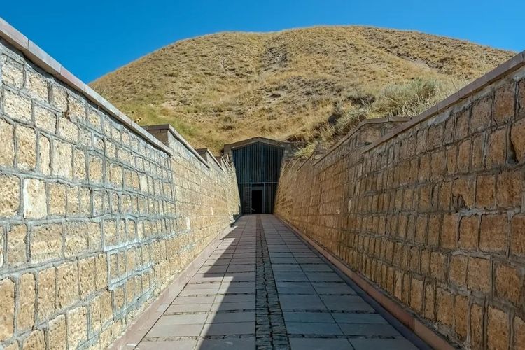 Pintu masuk ke Gundukan Midas di Gordion di Turki