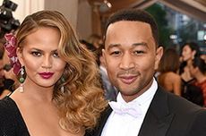 Istri John Legend Blak-blakan soal Kenaikan Berat Badan Pasca-melahirkan