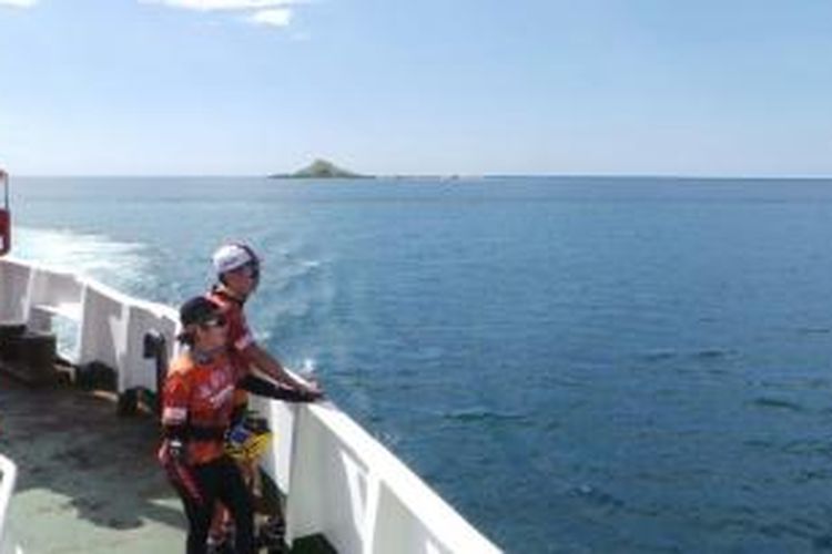 Sepasang pesepeda sedang berfoto di atas kapal feri saat menyeberangi Selat Alas, Nusa Tenggara Barat, Kamis (9/4/2015). Keindahan Selat Alas dapat menjadi obyek foto saat berwisata ke Pulau Sumbawa.