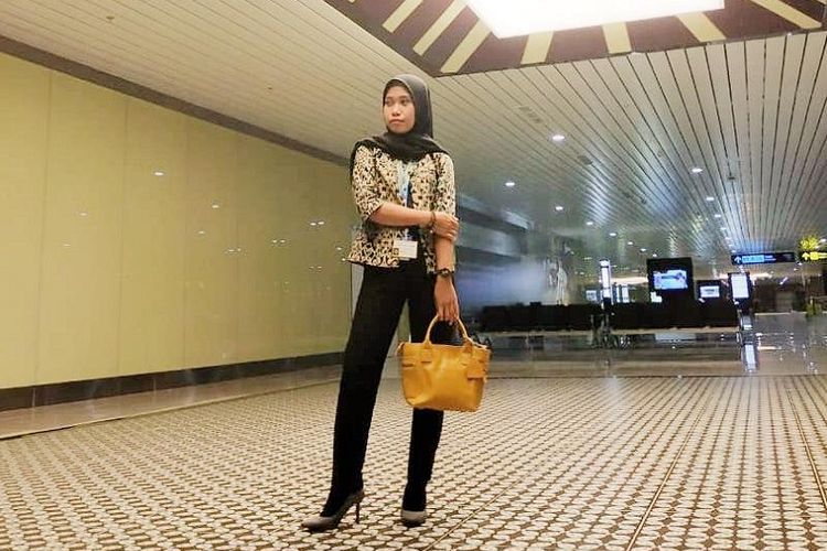 Seorang pengunjung Yogyakarta International Airport (YIA), bandara baru Yogyakarta di Kulon Progo, menyempatkan diri berpose di sekitar area ruang tunggu bandara. Tampak motif lantai bandara menggunakan motif batik kawung. 