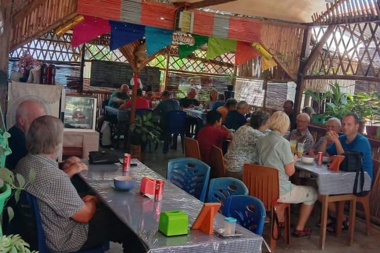 Sejumlah wisatawan mancanegara sedang menikmati makanan di Restoran Chembos di Kota Borong, Ibukota Kabupaten Manggarai Timur, Nusa Tenggara Timur.
