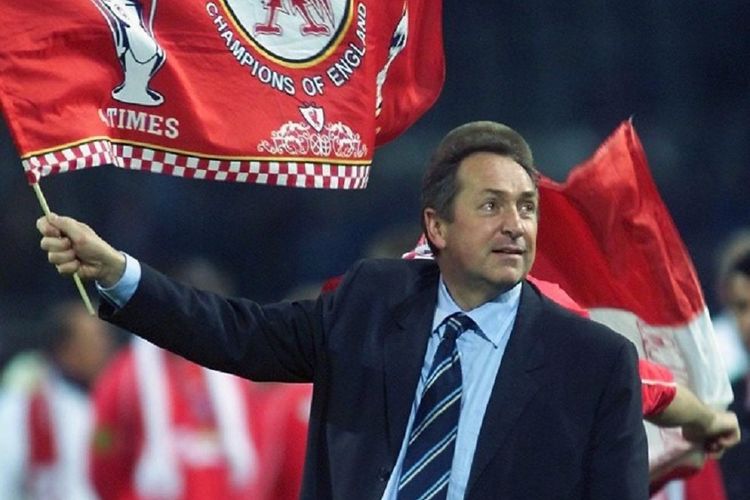 Pelatih Liverpool asal Perancis Gerard Houllier mengibarkan bendera Liverpool setelah memenangi Piala UEFA di Dortmund Westfalenstadion, 16 Mei 2001, melawan Deportivo Alaves. Liverpool menang 5-4 di perpanjangan waktu.