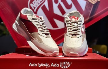 KitKat Gandeng Brand Lokal Aerostreet Bikin Sepatu Edisi Valentine ...
