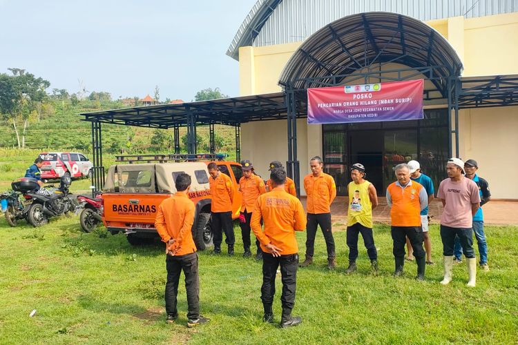 Petugas melakukan apel sebelum berangkat ke lokasi pencarian warga yang dilaporkan hilang di Gunung Wilis, Kabupaten Kediri Jawa Timur, Jumat (22/11/2024).