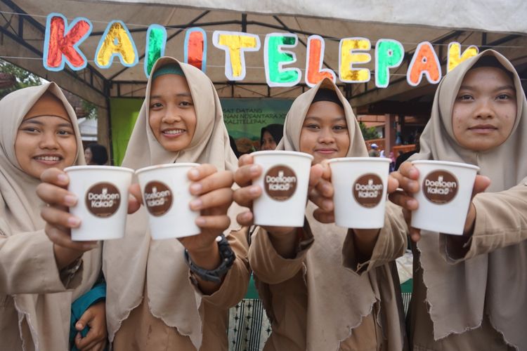 Para siswa menikmati minuman coklat di festival coklat Sabtu (12/5/2018)