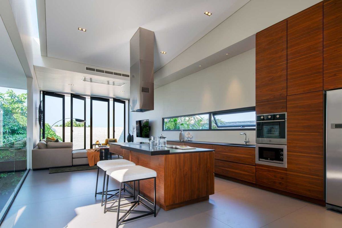 Dapur luas RL Residence karya Michael Lauw Studio.